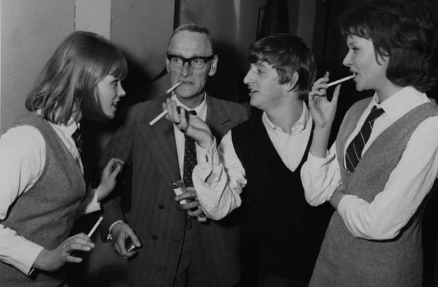 Ringo Star (o segundo da direita para a esquerda) com os atores Wilfred Brammel, Susan Boyo e Tina Williams, no set de filmagem do primeiro filme dos Beatles, em 1964.