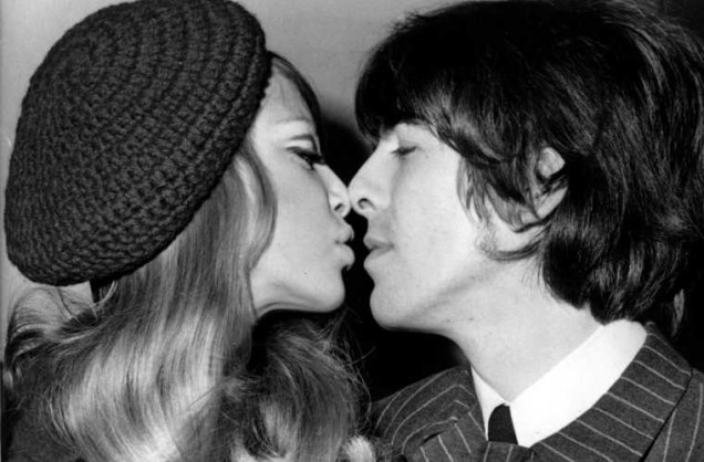 George Harrison com a modelo e atriz Patti Boyd, com quem foi casado, em 1966.