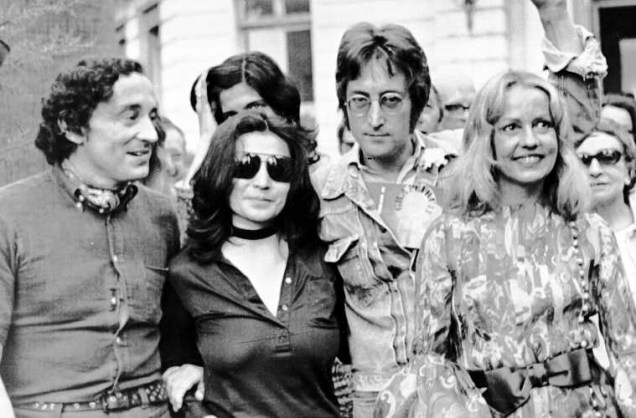 À esquerda, o diretor francês Louis Malle, com Yoko Ono, mulher de John Lennon, o Beatle e a atriz francesa Jeanne Moreau, durante o Festival de Cannes de 1971.
