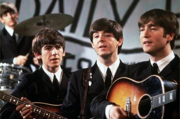 Ringo, ao fundo, George, Paul e John