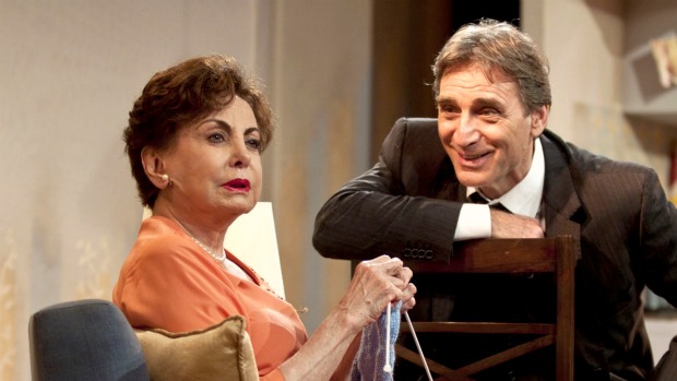 Beatriz Segall e Herson Capri em cena na peça 'Conversando com mamãe'