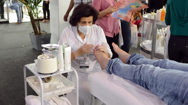 Demonstração de massagem durante a Beauty Fair