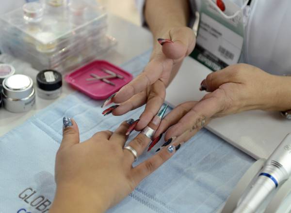 Manicures: setor de serviços pode fechar ano com pior resultado desde 2003