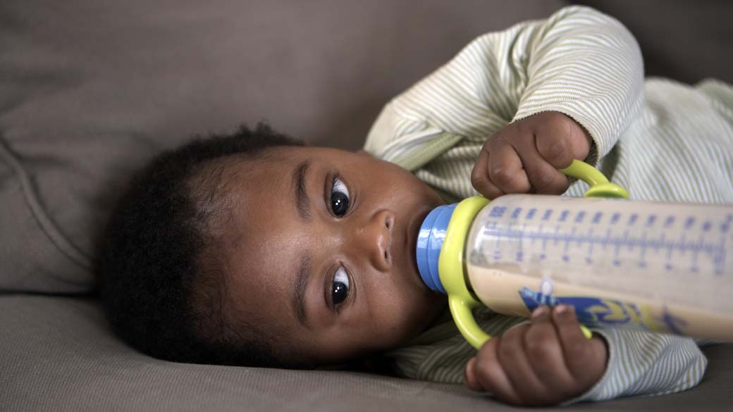 Bebê alimenta a si mesmo com mamadeira