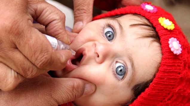 Criança recebe vacina contra poliomielite, após cinco casos confirmados em Peshawar, Paquistão