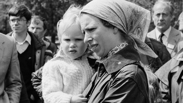 Princesa Anne segurando sua filha, Zara (1983)