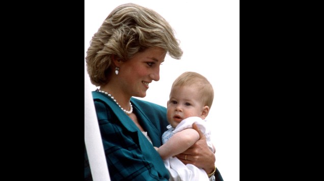 Diana segura o príncipe Harry durante excursão à Itália (1985)
