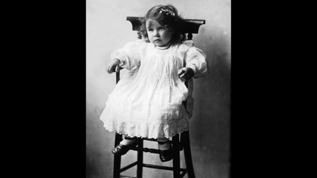 Elizabeth Bowes-Lyon, que mais tarde tornou-se rainha Elizabeth, a Rainha Mãe, retratada aos 2 anos, por volta de 1902