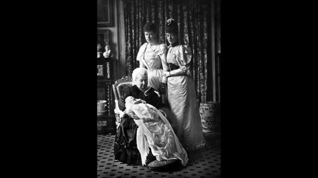 Rainha Victoria se senta com seu neto, o bebê Prince Edward (mais tarde rei Edward VIII), em seu batismo