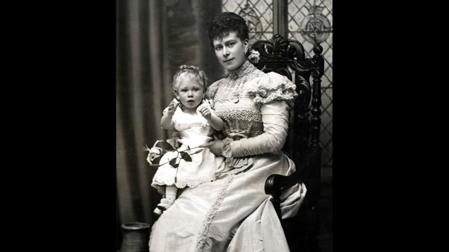 Duquesa de York (originalmente Mary of Teck), que mais tarde tornou-se rainha Mary (1910-1936) pelo casamento com o rei George V, na foto com seu segundo filho, o príncipe Albert (depois rei George VI)