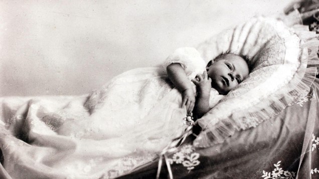 Rainha Elizabeth II, filha do duque e da duquesa de York, retratado como um bebê (1926)