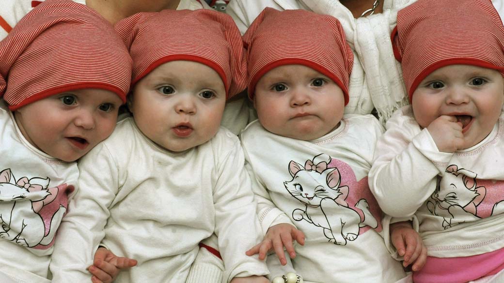 Em Leipzig, na Alemanha, as bebês Kim, Laura, Jasmin e Sophie são mostradas para a imprensa. Partos quádruplos são um em cada 13 milhões