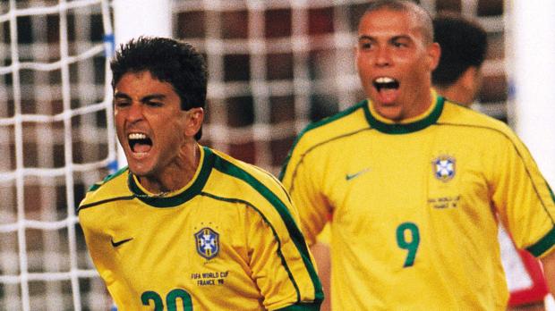 Bebeto e Ronaldo formaram o ataque da seleção brasileira na Copa de 1998, na França