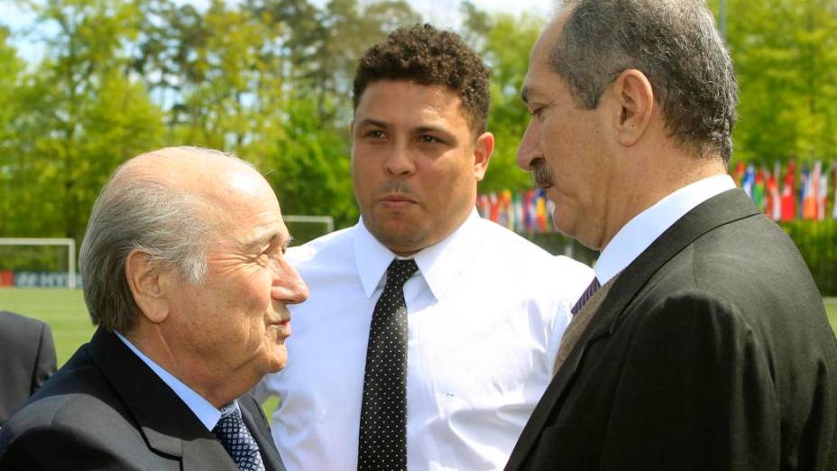 Blatter, Ronaldo e Aldo Rebelo num intervalo da reunião na sede da Fifa