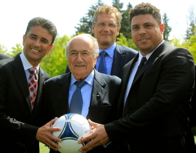 Bebeto, Blatter, Valcke e Ronaldo posam para fotos num intervalo da reunião desta terça