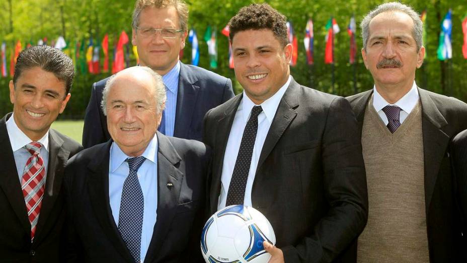 Bebeto, Blatter, Valcke, Ronaldo e Aldo posam para fotos na sede da Fifa, em Zurique