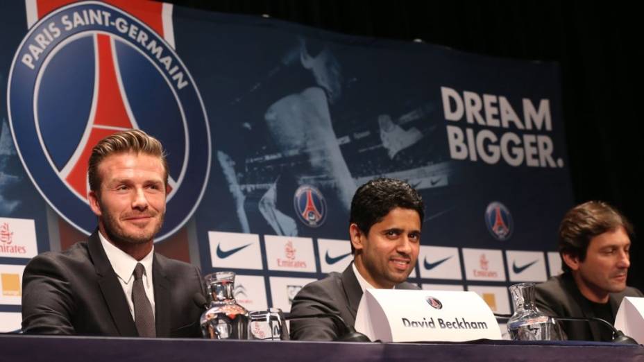 David Beckham é apresentado no PSG, ao lado do presidente do clube e do brasileiro Leonardo, diretor esportivo da equipe francesa