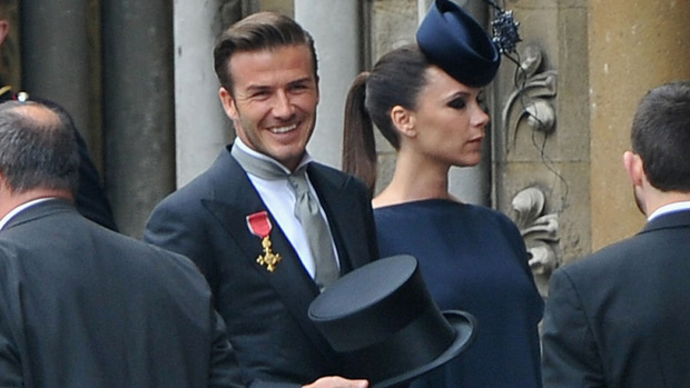O casal David e Victoria Beckham na chegada ao casamento real