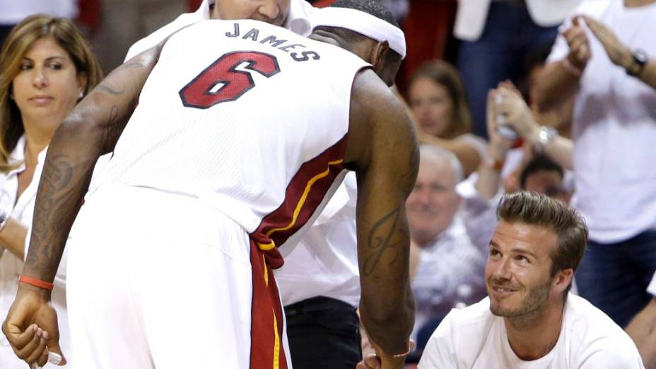 LeBron James conversa com David Beckham em jogo do Miami Heat