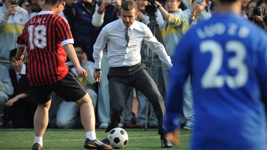 Beckham leva tombo ao cobrar falta em evento na China