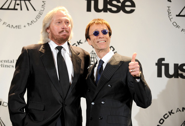 Barry e Robin comparecem à 25ª cerimônia de Rock and Roll Hall of Fame, em 2010