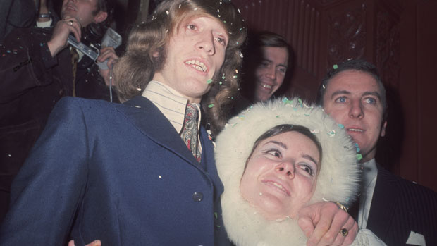 Robin Gibb no casamento com sua primeira mulher, Molly, em 1968 Robin Gibb no casamento com sua primeira mulher, Molly, em 1968
