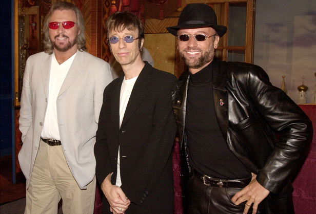 Os irmãos Barry, Robin e Maurice lançam o disco <em>This Is Were I Came In</em>, em 2001 Os irmãos Barry, Robin e Maurice lançam o disco <em>This Is Were I Came In</em>, em 2001