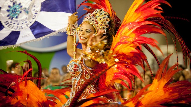 Porta-bandeira da Beija-Flor durante desfile na Marquês de Sapucaí