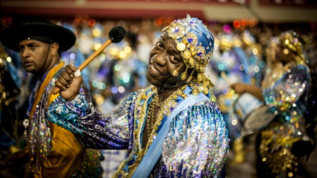 Integrante da Beija-Flor, segunda colocada do Carnaval do Rio de Janeiro