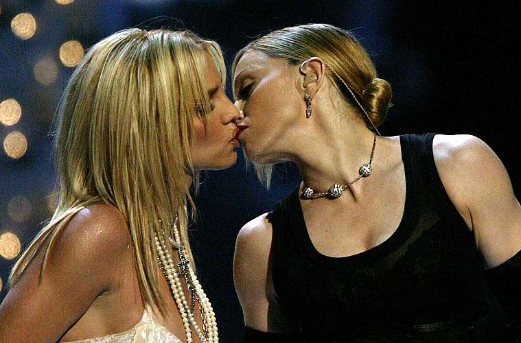 Ainda no MTV Music Awards de 2003, Madonna e Britney Spears também se beijaram.