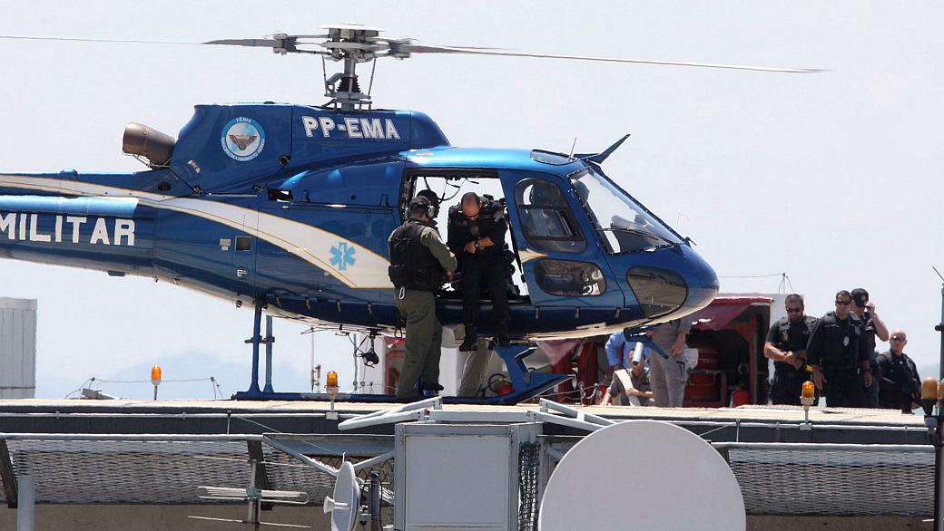 Beira-Mar chegou ao fórum do Rio de helicóptero, com forte esquema de segurança