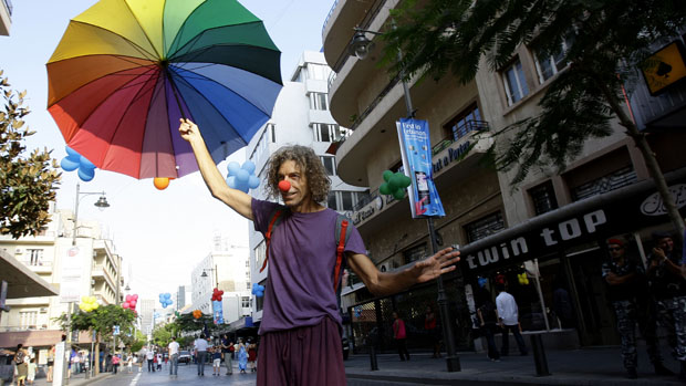 Um artista vestido de palhaço nas ruas de Hamra, bairro de Beirute
