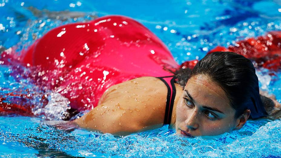 Zsuzsanna Jakabos aguarda resultados do placar após competir na final dos 200 m borboleta