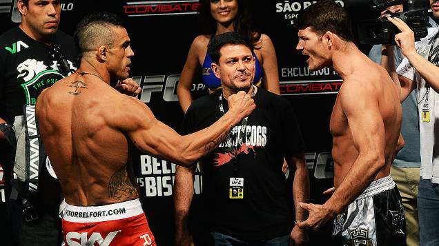 Vitor Belfort e Michael Bisping durante pesagem do UFC São Paulo, no Ginásio do Ibirapuera
