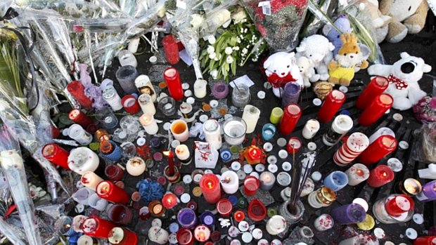 Familiares e amigos das vítimas prestam homenagens em Liège
