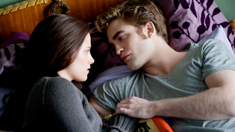 O casal durante cena como Edward Cullen e Bella