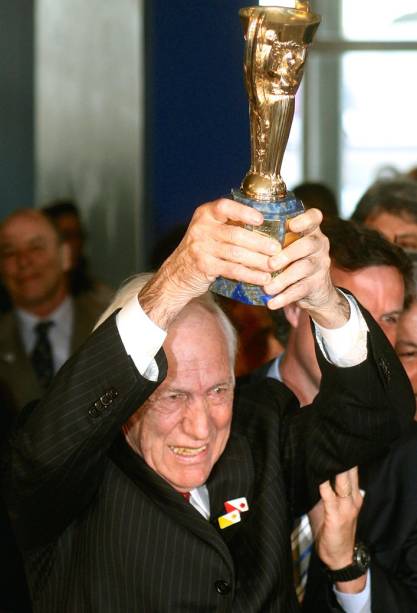 Bellini em 2008, em cerimônia para marcar os 50 anos da conquista da Copa de 1958