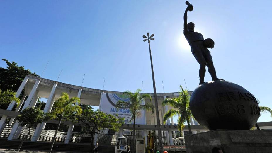 A estátua de Bellini na entrada do Maracanã, antes da reforma do estádio para a Copa, em 2010