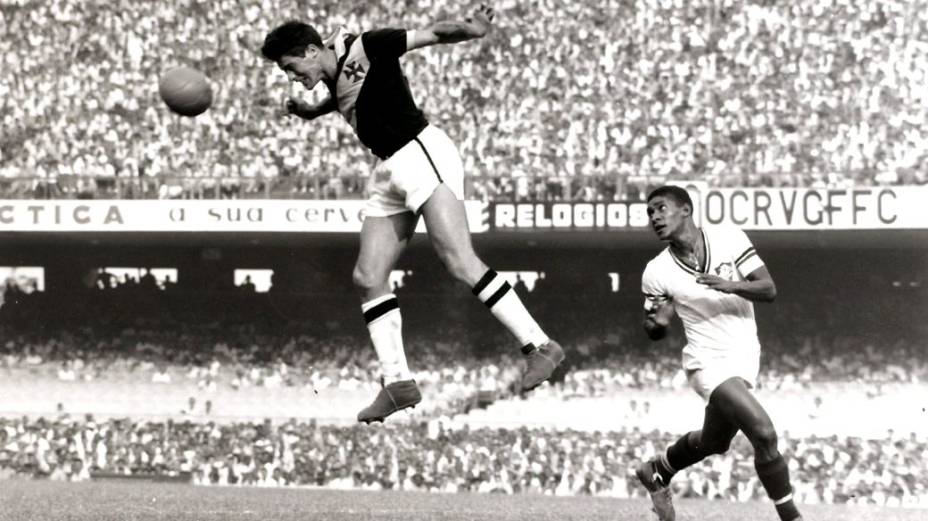 Bellini defendendo o Vasco em partida contra o Fluminense, pelo Campeonato Estadual de 1957