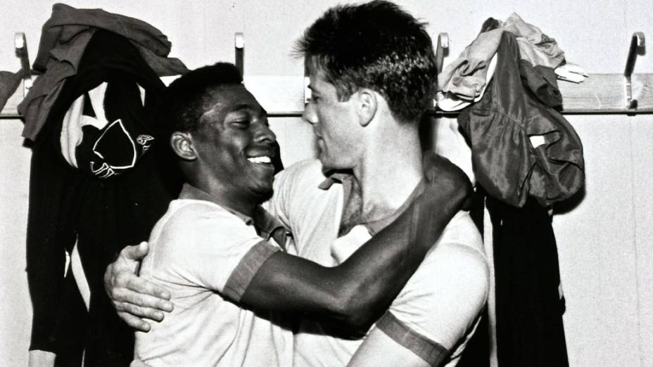 Pelé e Bellini se abraçam depois da conquista da Copa do Mundo de 1958, na Suécia