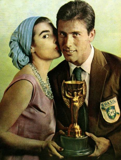 Bellini ganha um beijo da Miss Brasil Adalgisa Colombo depois do retorno da seleção campeã do mundo ao país, em 1958