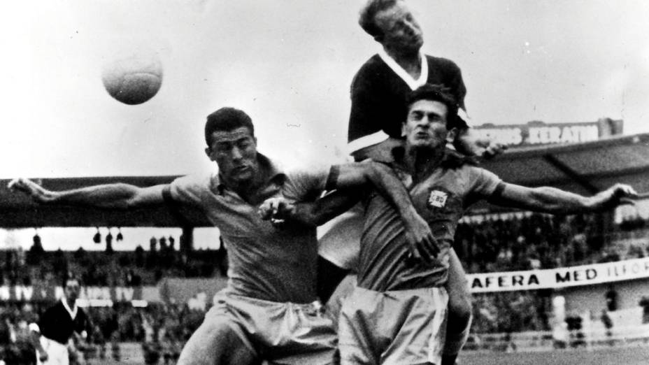 Allchurch, do País de Gales, disputa a bola com Bellini e De Sordi, do Brasil, na Copa do Mundo de 1958, na Suécia