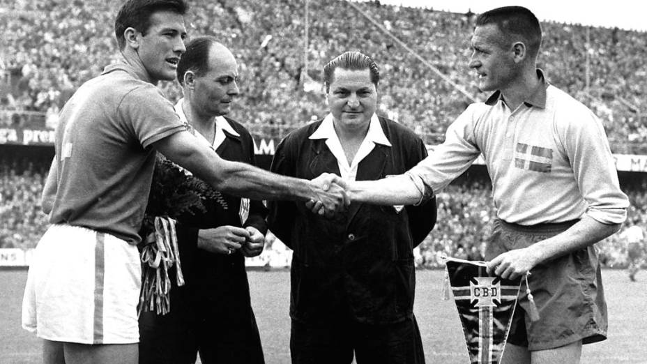 Bellini cumprimenta o capitão da Suécia, Liedholm, antes da final da Copa de 1958