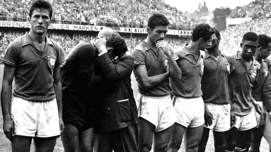 Bellini lidera a fila dos campeões mundiais na cerimônia de premiação da Copa de 1958