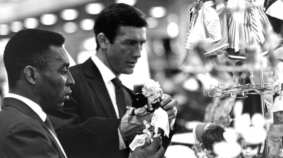 Pelé e Bellini compram presentes numa loja de aeroporto antes do início da Copa do Mundo de 1966, na Inglaterra