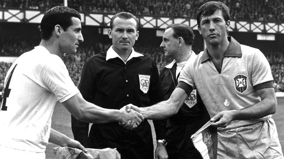 Bellini foi capitão do Brasil também na Copa de 1966; na foto, ele posa com o capitão da Bulgária, no Estádio Goodison Park, em Liverpool