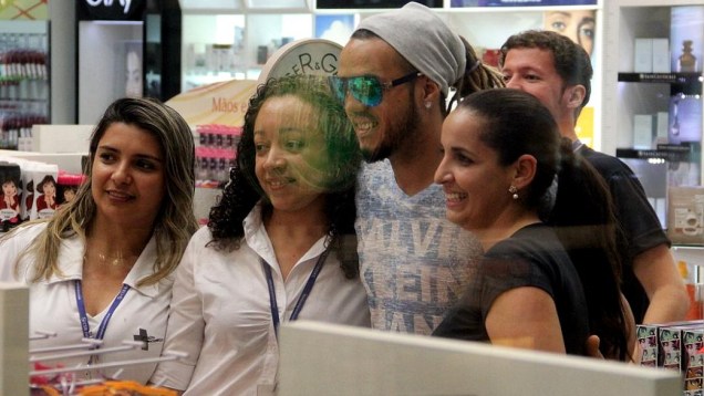 Belo é tietado por fãs em shopping do Rio