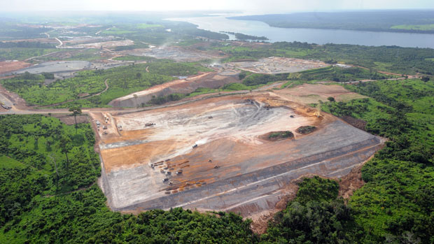 Vista aérea da primeira fase da construção da barragem de Belo Monte, no rio Xingu, próximo de Altamira, Pará