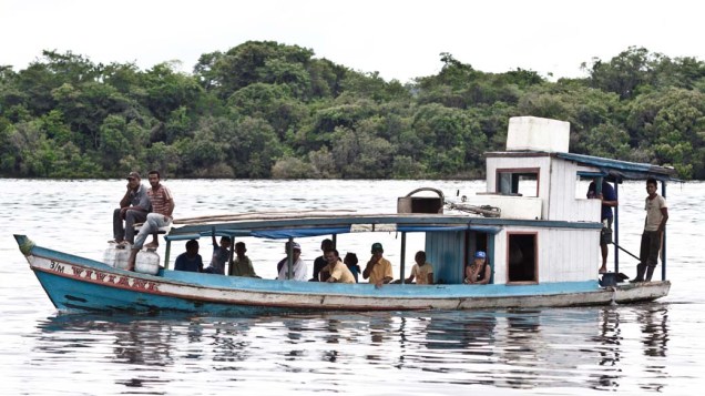 Moradores atravessam o Xingu de barco: a cara do rio vai mudar após a construção de Belo Monte
