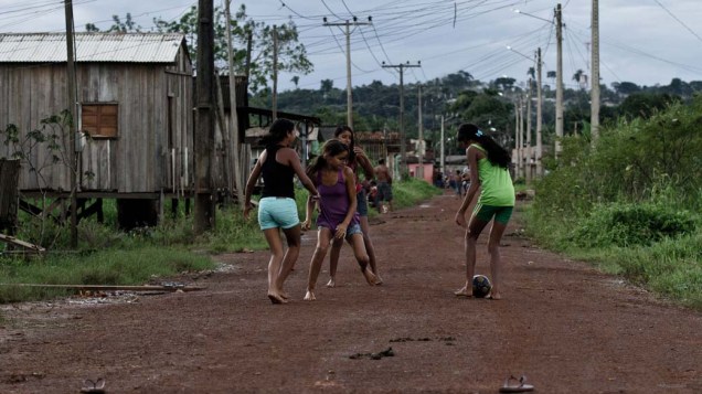 Crianças brincam em rua sem asfalto no bairro Boa Esperança, em Altamira